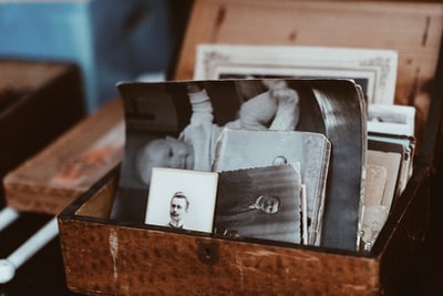 棕色木箱中的旧照片